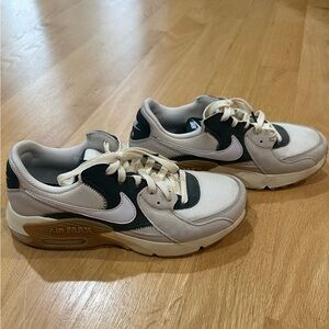 NIKE AIR MAX EXCEE MENS SHOE SIZE 7 WOMENS 8.5 NEARLY PERF CONDITION